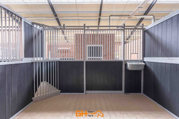 Grote paardenbox met slowfeeder