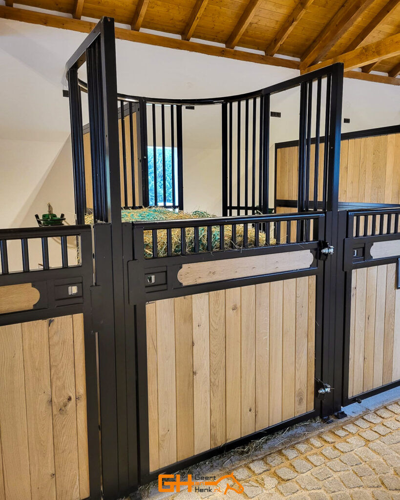 Luxury horse stables with large hay rack - Geert en Henk