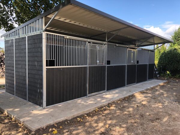 Outdoor stable GH with pent roof