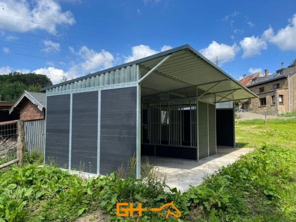 Shelter for horses with feed walls 5