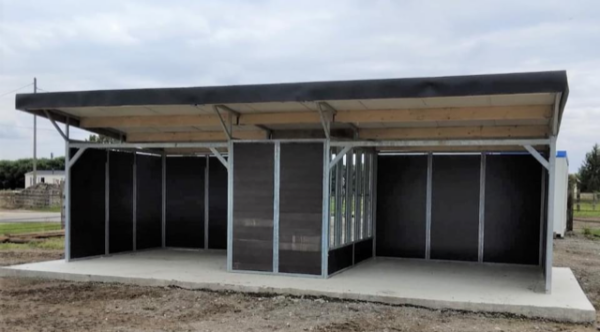 Shelter with feed walls