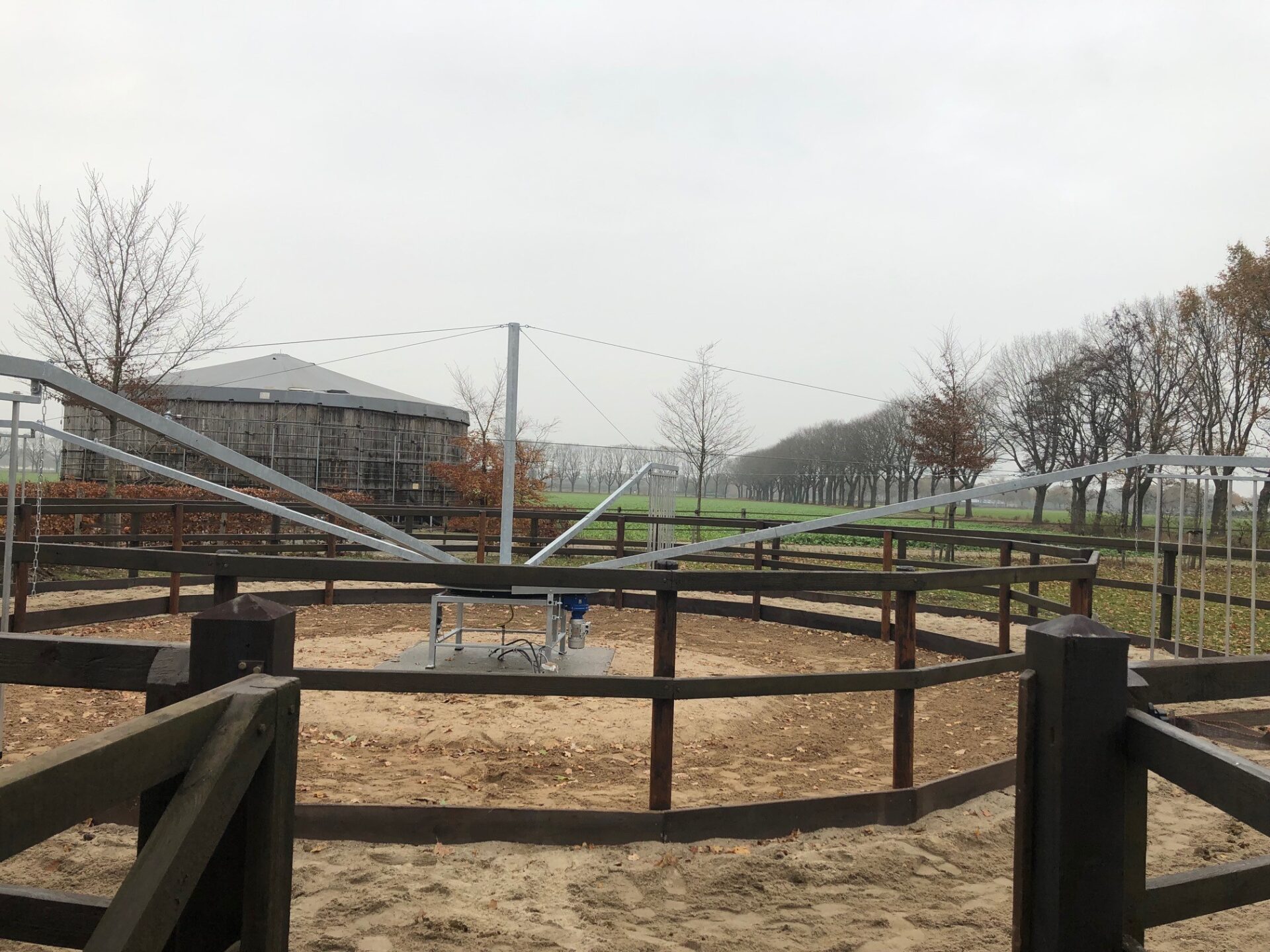 Stapmolen - Trainingsmolen 4 paards 15 meter met houten omheining (1)